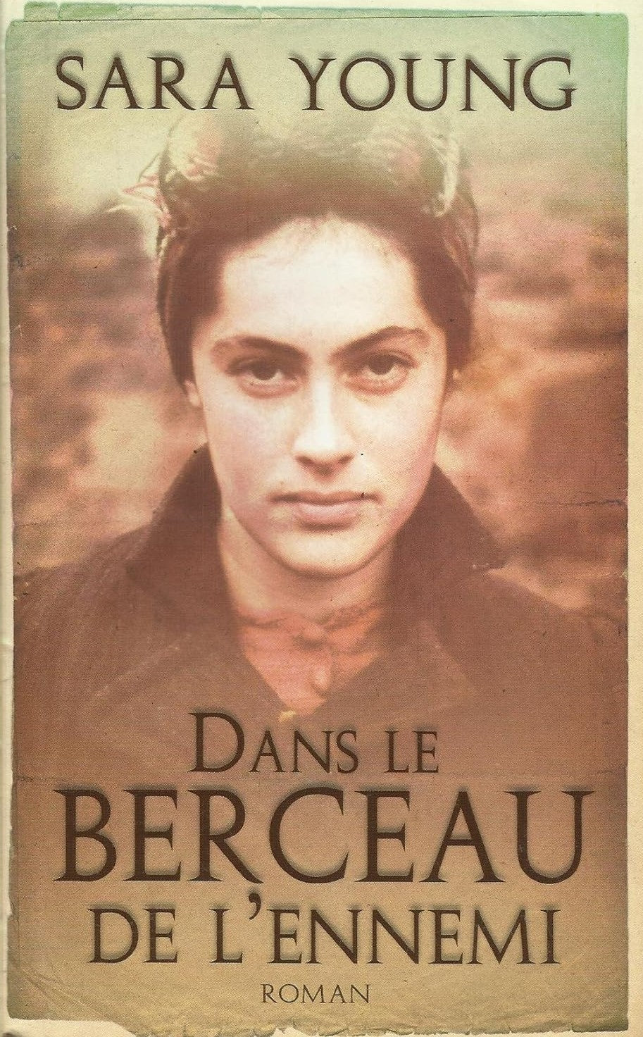 Livre Dans le berceau de l'ennemi - Sara Young (Livre neuf)