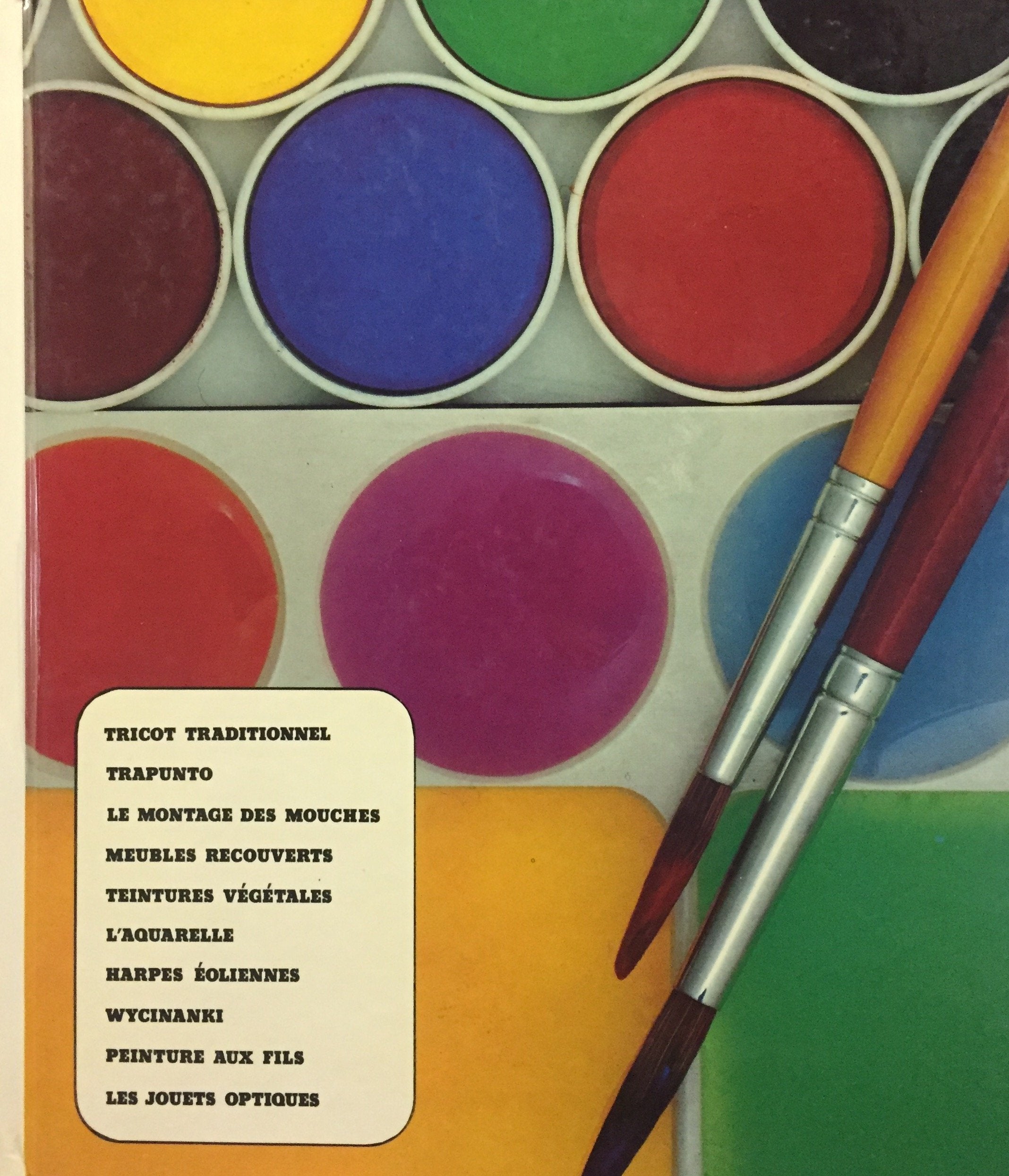 Livre ISBN Artisanat et Loisirs : Tricot traditionnel, trapunto, le montage des mouches, meubles recouverts, teintures végétales, l'aquarelle, harpes éoliennes, wycinanki, peinture aux fils, les jouets optiques