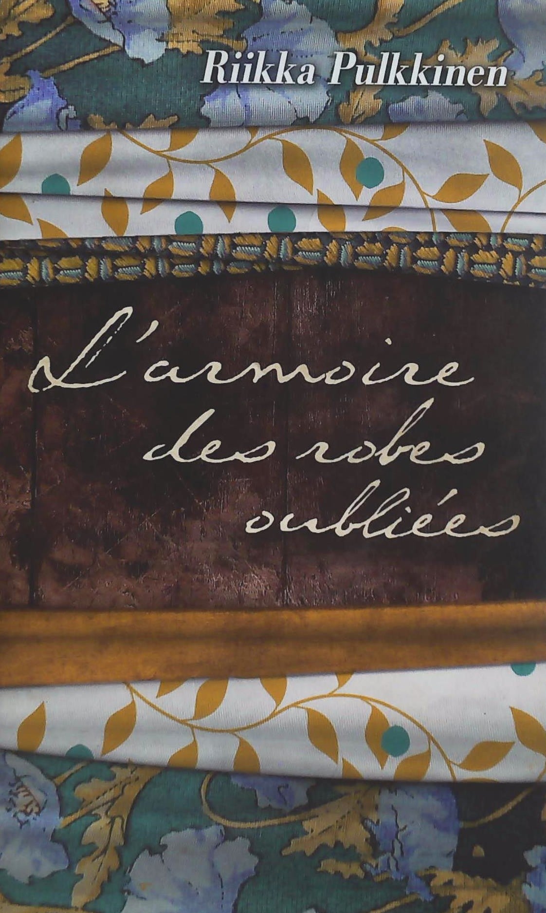 Livre L'armoire des robes oubliées - Riikka Pulkkinen (Livre d'occasion)