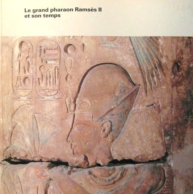 Livre ISBN 2980041602 Le grand pharaon Ramsès II et son temps : Exposition d'antiquités du Musée égyptien du Caire, Palais de la Civilisation, Montréal, 1er juin-29 septembre 1985 (Mathaf Al-Misri)